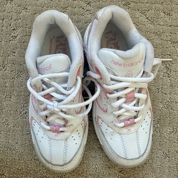 New Balance Girls Tennis Shoes.White&Pink- size 13 1/2 kids- non-marking sole. - Picture 2 of 8